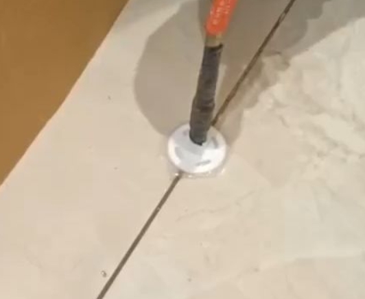 大新瓷砖空鼓维修公司专业解答瓷砖在铺贴过程中，如果没有涂抹均匀到位的粘结材料（如水泥砂浆或瓷砖胶），可能会导致以下问题